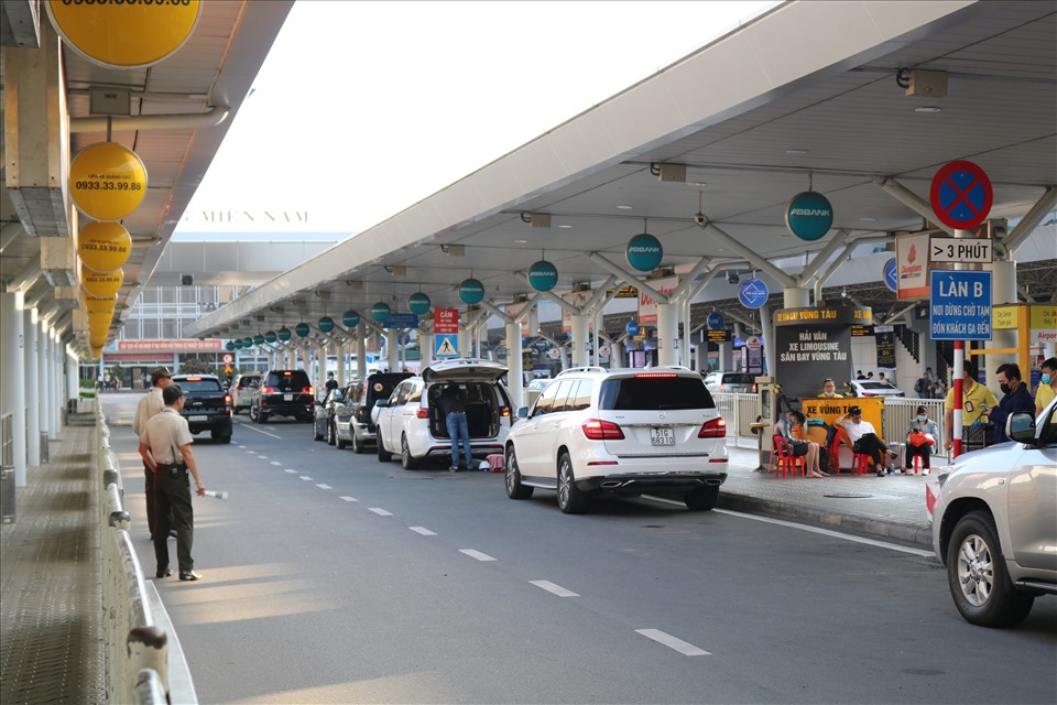 Dịch vụ xe đưa đón sân bay Tân Sơn Nhất ở Thuê xe Huy Đạt cam kết đúng lịch trình